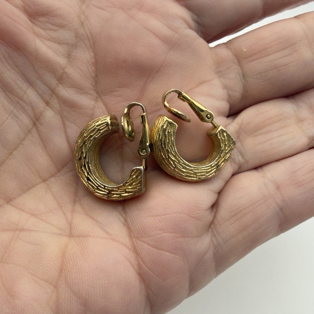 Avon Gold Tone Textured Bark Clip On Earrings Half Hoop J-Hoop Fashion Jewelry - Picture 14 of 14